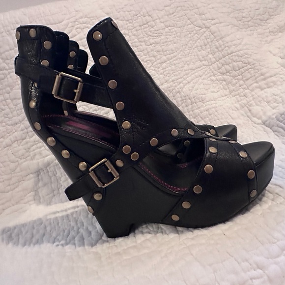 548 Cutout Leather Wedge Leather Shoes with Gold Studs PL-Lucky Size 37 1/2, 7.5 - Picture 3 of 17